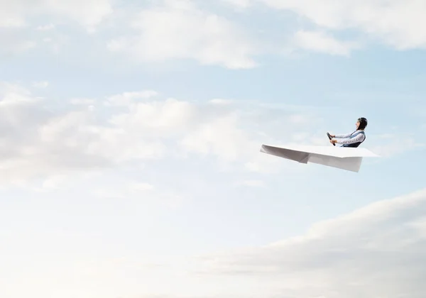 Pilot Kožené Přilbě Brýlemi Které Řídí Papírovou Plochu Pozadí Modře — Stock fotografie