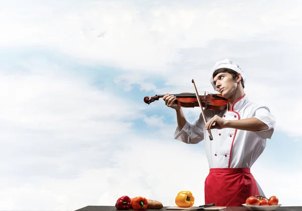 Jovem Chef Masculino Com Violino Perto Mesa Cozinhar Com Legumes — Fotografia de Stock