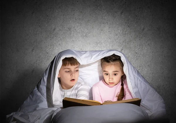 Zdziwiony Dzieci Czytania Przerażające Historie Łóżku Przed Snem Zdumiona Dziewczyna — Zdjęcie stockowe