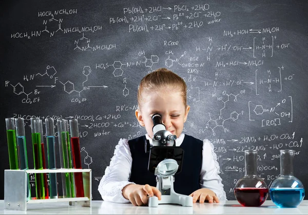 Meisjeswetenschapper Kijkt Door Microscoop Klas Bij Scheikundeles Schoollaboratorium Met Glazen — Stockfoto