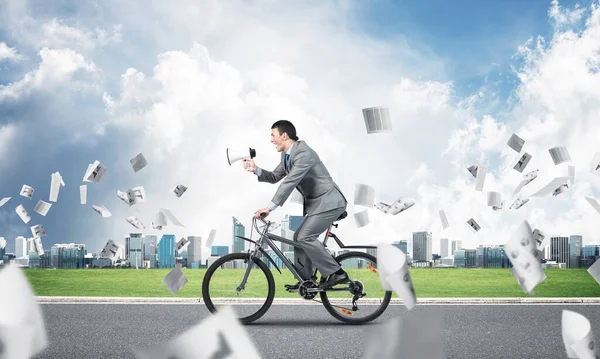 Geschäftsmann Mit Megafon Der Hand Auf Dem Fahrrad Unter Fallenden — Stockfoto