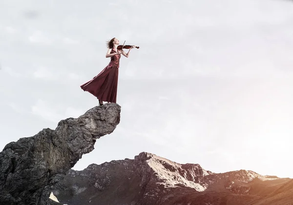 Keman Ayakta Rock Üst Kısmında Oynayan Genç Çekici Kız — Stok fotoğraf