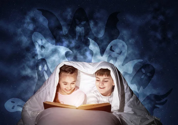 Счастливые Маленькие Дети Читают Волшебные Сказки Постели Брат Сестра Вместе — стоковое фото