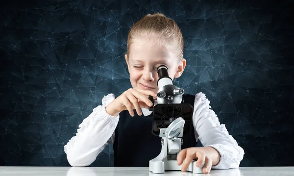 Pequeña Científica Mirando Través Del Microscopio Aula Lección Biología Investigación —  Fotos de Stock