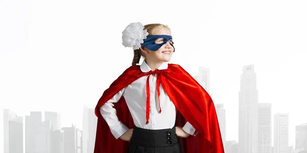 Lilla Trygga Barn Mask Och Cape Spelar Cool Superhjälte — Stockfoto