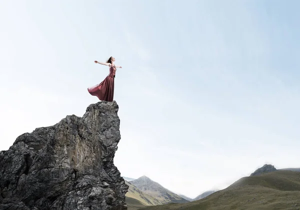 Genç Çekici Kadın Rahatlatıcı Yaz Gün Ayakta Rock Üstte — Stok fotoğraf