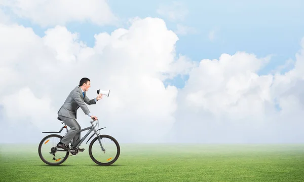 Empresario Con Megáfono Mano Bicicleta Día Soleado Promoción Anuncio Empleado — Foto de Stock