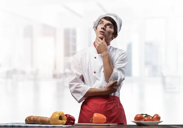 Jovem Chef Masculino Com Braços Dobrados Olhando Para Cima Sonhadoramente — Fotografia de Stock