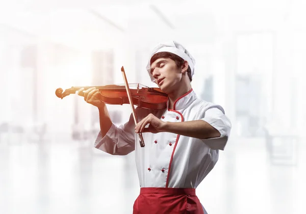 Joven Chef Masculino Con Violín Pie Cerca Mesa Cocina Con — Foto de Stock