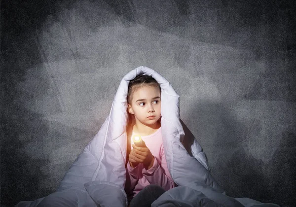 Przestraszona Dziewczyna Latarką Ukrywając Się Pod Kocem Przerażony Dzieciak Leżący — Zdjęcie stockowe