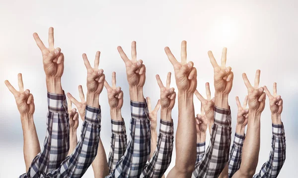 Rekke Med Menn Som Viser Seiersgest Vinner Eller Triumfgruppe Tegn – stockfoto