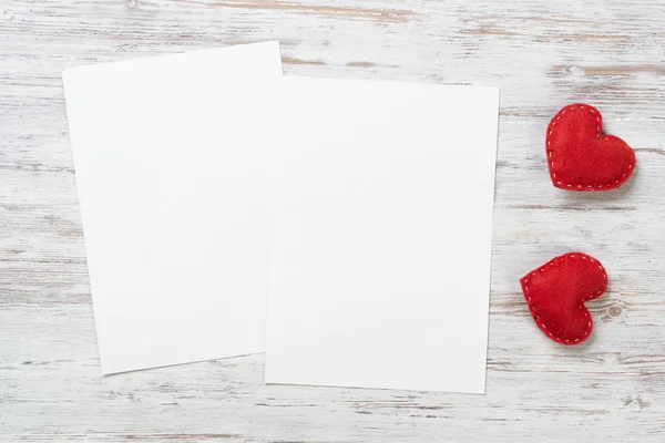 Boş Kağıtlar Ahşap Masada Kırmızı Aşk Kalpleri Telif Uzayı Ile — Stok fotoğraf