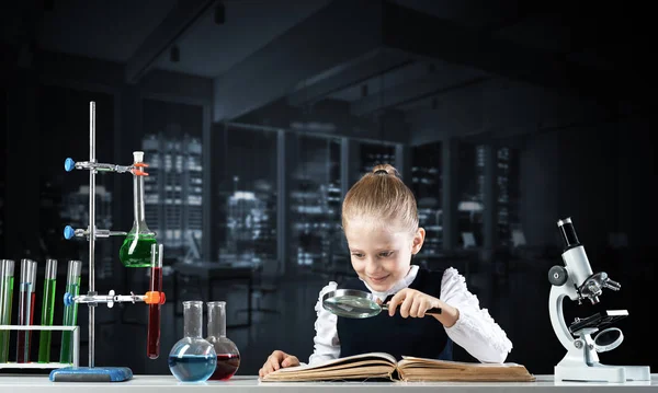 Klein Meisje Aan Het Bureau Met Vergrootglas Open Boek Onderzoek — Stockfoto