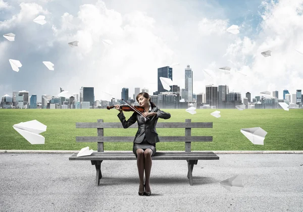 Young Woman Violin Sitting Wooden Bench Attractive Businesslady Playing Violin — Stock Photo, Image