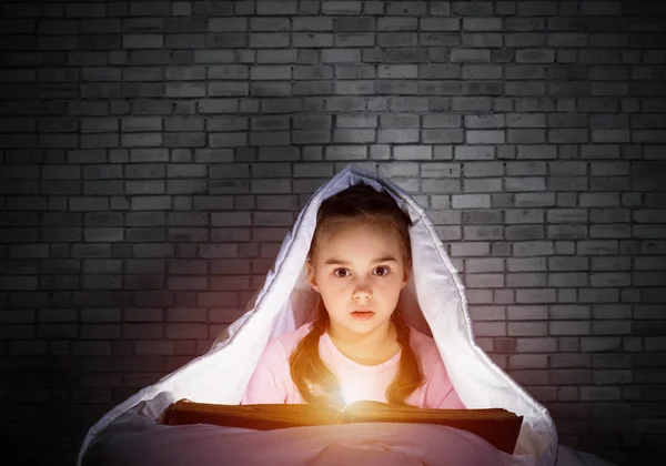 Menina Lendo Livro Cama Antes Dormir Criança Bonita Com Lanterna — Fotografia de Stock