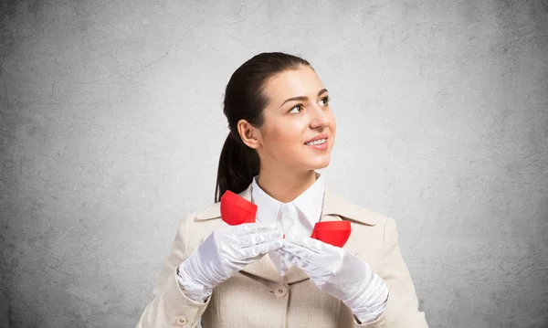 Glimlachende Jonge Vrouw Met Retro Rode Telefoon Call Center Operator — Stockfoto