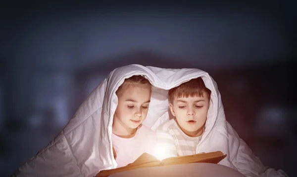 Engrossado Menina Menino Lendo Livro Cama Depois Dormir Miúdos Bonitos — Fotografia de Stock