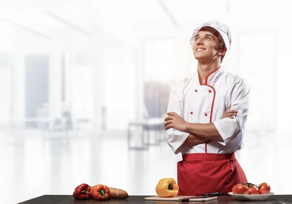 Joven Chef Pie Con Los Brazos Cruzados Cerca Mesa Cocina — Foto de Stock