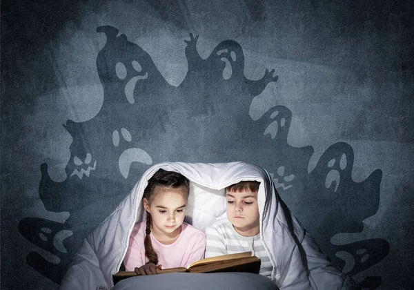침대에서 아이들을 잡았습니다 형제자매는 있습니다 잠옷과 배경에 가상의 괴물에 두려운 — 스톡 사진