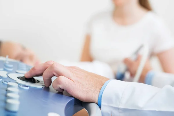 Procedimento Exame Ultra Som Consultório Médico Dispositivo Médico Para Diagnóstico — Fotografia de Stock