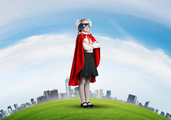 Kleines Selbstbewusstes Kind Maske Und Umhang Spielt Coolen Superhelden — Stockfoto