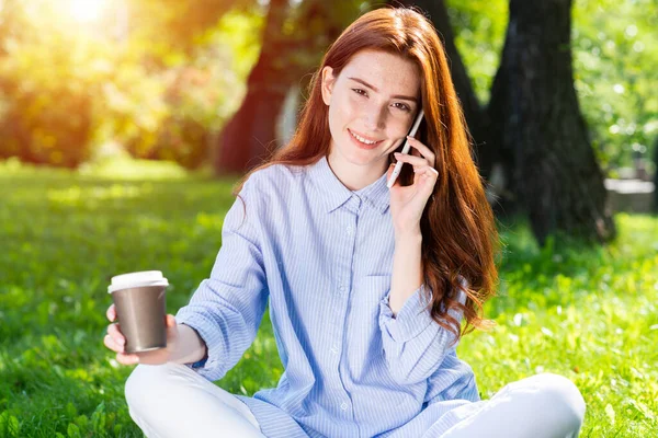 Giovane Rossa Che Parla Smartphone Nel Parco Estivo Bella Ragazza — Foto Stock