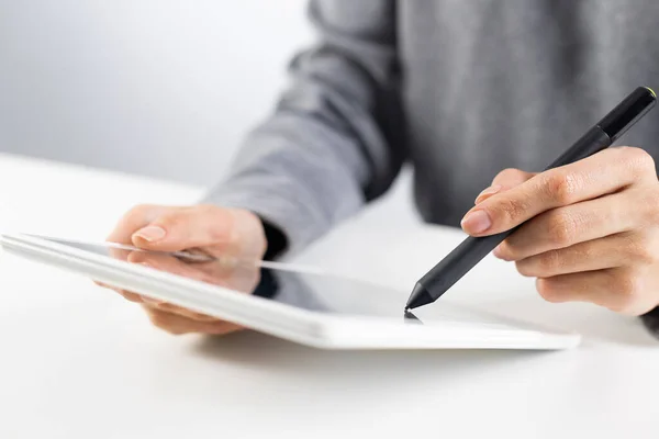 Mujer Usando Tableta Digital Escritorio Oficina Primer Plano Pluma Mano — Foto de Stock