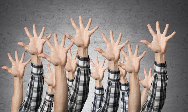 5本の広がった指のジェスチャーを示す男の手の列 こんにちは または兆候のヘルプグループ 灰色の壁の背景に身振り手振り 多くの腕が一緒に上がり 人気のジェスチャーを提示 — ストック写真