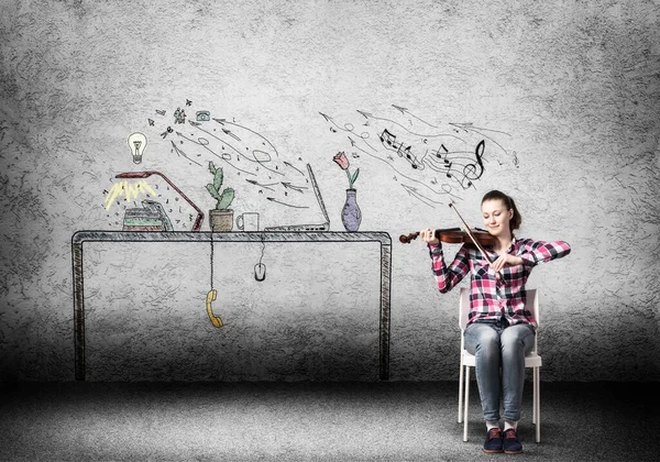 Jovem Mulher Feliz Tocando Violino Quarto Menina Criativa Sentada Cadeira — Fotografia de Stock