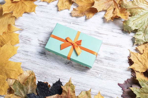 Helle Herbstkomposition Mit Geschenkbox Und Gelben Ahornblättern Weihnachtsgeschenk Mit Orangefarbener — Stockfoto