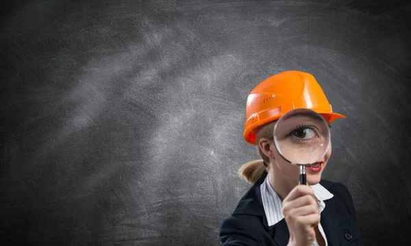 Inspector Edificios Mirando Través Lupa Joven Especialista Construcción Casco Seguridad —  Fotos de Stock