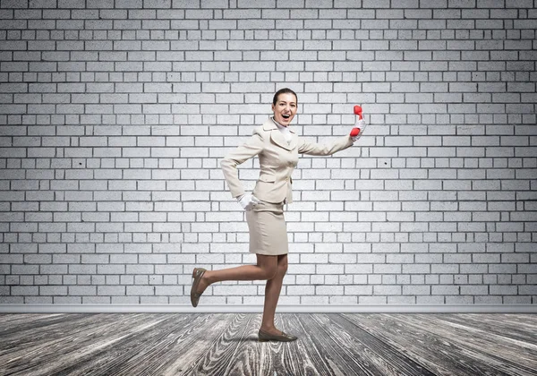 Mujer Corriendo Habitación Con Teléfono Rojo Vintage Operador Centro Llamadas — Foto de Stock