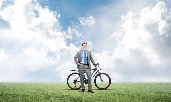 Hombre Negocios Sonriente Con Bicicleta Fondo Del Cielo Azul Nublado — Foto de Stock