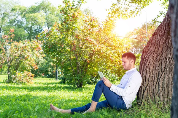 Młody Człowiek Korzystający Tabletu Pod Drzewem Słoneczny Dzień Przystojny Biznesmen — Zdjęcie stockowe
