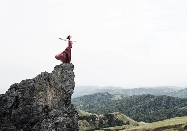 Genç Çekici Kadın Rahatlatıcı Yaz Gün Ayakta Rock Üstte — Stok fotoğraf