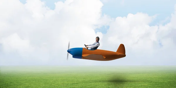 Happy Aviator Kör Liten Propeller Plan Bakgrund Naturlandskapet Man Flygplan — Stockfoto