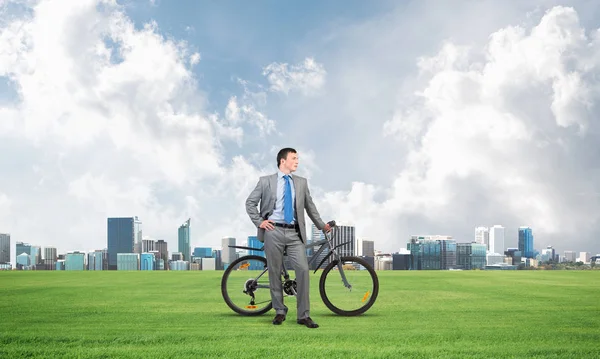 Hombre Caucásico Bien Parecido Traje Negocios Posando Prado Verde Con — Foto de Stock