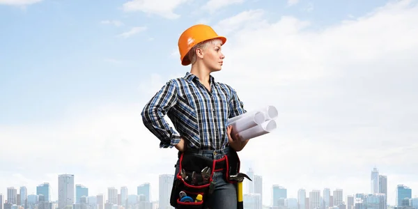 Attraente Ingegnere Donna Hardhat Piedi Con Cianografie Tecniche Ritratto Giovane — Foto Stock