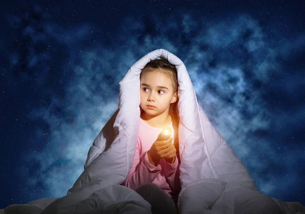Φοβισμένο Κορίτσι Φακό Κρυμμένο Κάτω Από Κουβέρτα Φοβισμένο Παιδί Ξαπλωμένο — Φωτογραφία Αρχείου