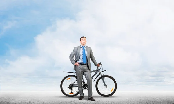 Manajer Kantor Pria Mengenakan Setelan Bisnis Berdiri Dengan Sepeda Pebisnis — Stok Foto