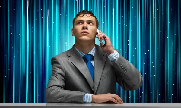 Junger Mann Telefoniert Und Blickt Nach Oben Geschäftsmann Schreibtisch Vor — Stockfoto