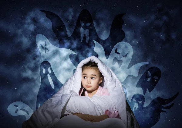 Menina Preocupada Escondendo Sob Cobertor Fantasmas Imaginários Miúdo Assustado Sentado — Fotografia de Stock