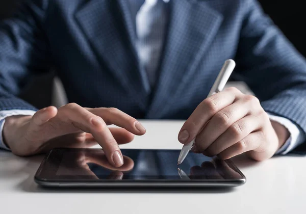 Hombre Traje Negocios Usando Tableta Digital Primer Plano Pluma Mano — Foto de Stock