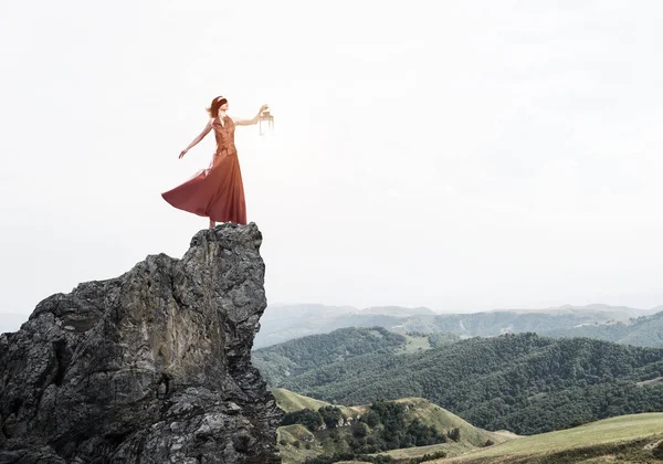 Junge Frau Mit Augenbinde Und Laterne Steht Auf Felsen — Stockfoto