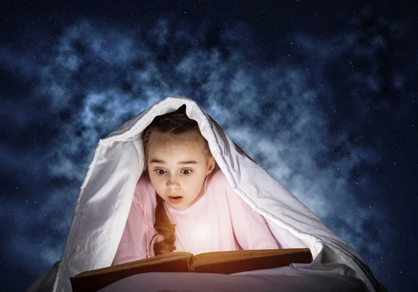 Engrossed Kleine Meisje Het Lezen Van Boek Bed Voor Het — Stockfoto