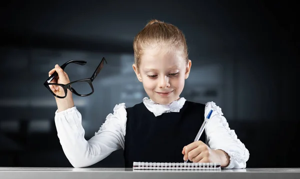 학교에서 소녀에게 숙제를 시키는 것이다 개념을 시간이야 책상에 안경을 노트를 — 스톡 사진