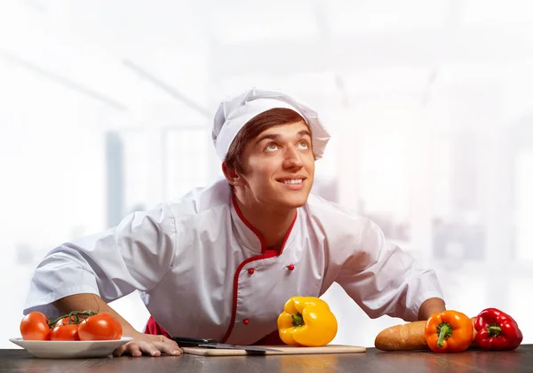 Joven Chef Sonriente Pie Cerca Mesa Cocina Con Verduras Frescas — Foto de Stock