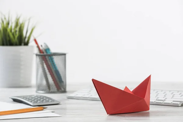 Escritório Madeira Com Barco Origami Vermelho Profissional Investir Estratégia Direção — Fotografia de Stock