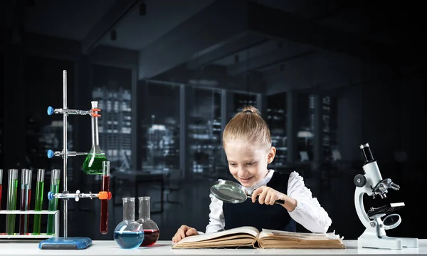 Klein Meisje Aan Het Bureau Met Vergrootglas Open Boek Onderzoek — Stockfoto