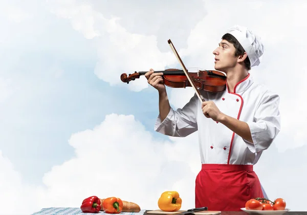 Joven Chef Masculino Con Violín Pie Cerca Mesa Cocina Con —  Fotos de Stock